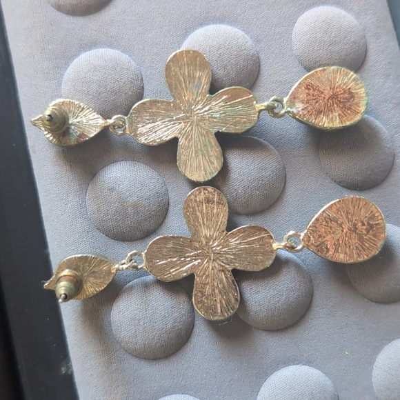 Emerald and Gold Long Flower Earrings - Picture 5 of 7